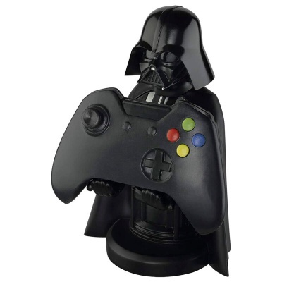Boneco de Darth Vader a segurar comando de videojogo preto com botões coloridos