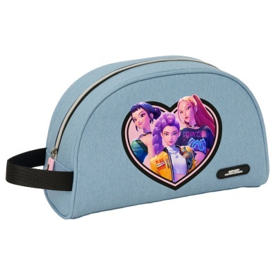 Bolsa azul clara com ilustração de personagens femininas em coração e placa K-POP DANCE STUDIOS