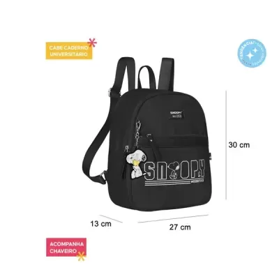 Mochila preta com chaveiro do Snoopy e texto impresso, com medidas indicadas e etiquetas coloridas.