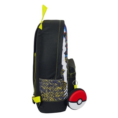 mochila preta com detalhes amarelos e porta-moedas de Pokébola pendurado