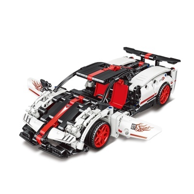 Modelo de carro de corrida feito de blocos de construção em branco, preto e vermelho