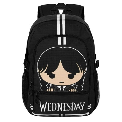 Mochila preta com imagem cartoon de rapariga e texto WEDNESDAY