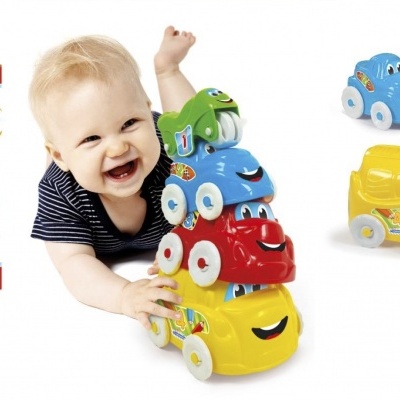 Carros de brinquedo coloridos empilhados com embalagem ao lado e criança a brincar