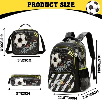 Conjunto escolar preto e amarelo com desenhos de bola de futebol e chuteiras