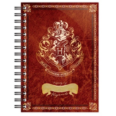 Caderno estilo antigo com brasão e texto Hogwarts