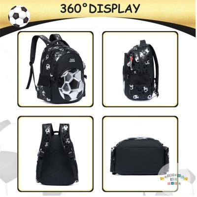 Mochila preta com padrão de bolas de futebol mostrada em quatro vistas diferentes