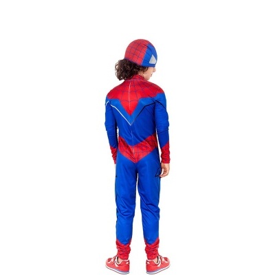 Criança vista de costas com macacão azul e vermelho estilo super-herói, padrão de teia de aranha