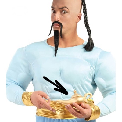 Homem vestido de fantasia segurando lâmpada dourada tipo mágica