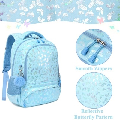 Mochila azul clara com padrão de borboletas reflexivas e zíperes suaves