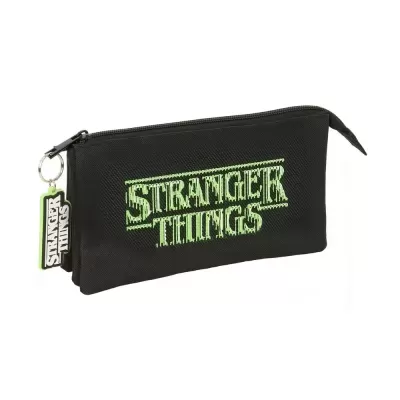 Estojo preto com texto STRANGER THINGS em verde fluorescente e etiqueta de borracha pendurada