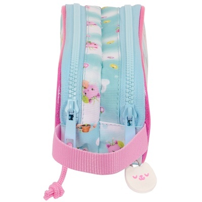 Estojo azul claro com estampas e fechos de correr azuis e pega rosa