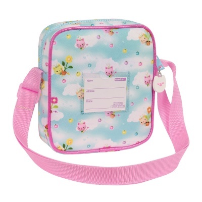 Mala azul clara com padrão de nuvens e animais, alça rosa, etiqueta de identificação.