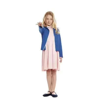 Menina loira com vestido rosa e camisa azul com fecho