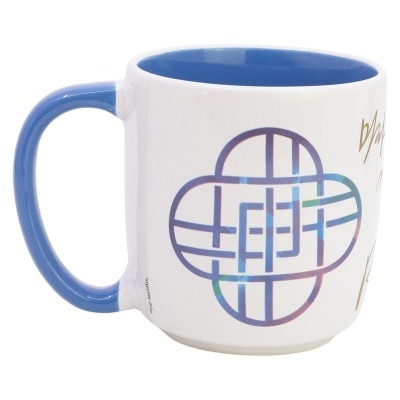 Caneca branca com interior azul e símbolo colorido