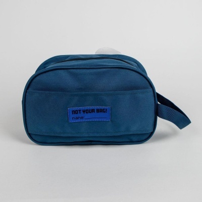 Necessaire azul com etiqueta 'NOT YOUR BAG!'