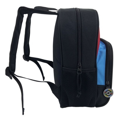 Mochila preta com bolsos e detalhe colorido