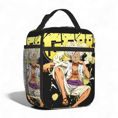 Mala preta com estampa de personagem de anime agachado, detalhes amarelos e bolso lateral em rede preta