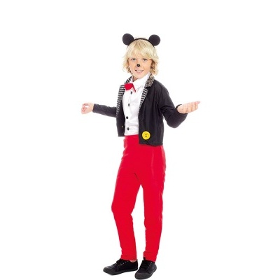 Criança vestida com fantasia em vermelho, branco e preto, com orelhas pretas na cabeça.