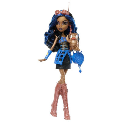 Boneca com cabelo azul e preto, roupa preta e azul, segurando boneco de pato bronze e bolsa azul