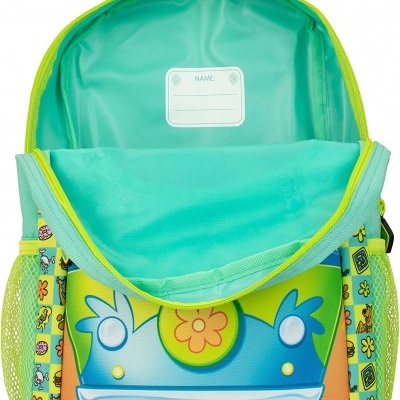 Mochila infantil colorida com desenho de carro azul e flor amarela