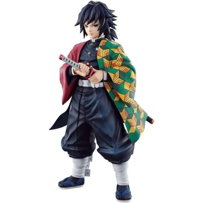 Figura colecionável de personagem japonês segurando katana