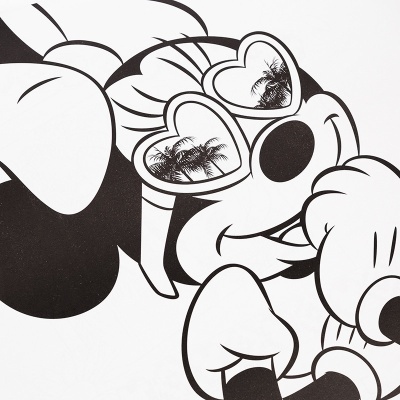 Desenho preto e branco da Minnie Mouse com óculos de sol em forma de coração e fita na cabeça