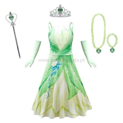 Conjunto de vestido e acessórios de princesa em tons de verde com padrões de folhas e flores.