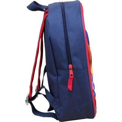 Mochila azul com fecho e alças vermelhas vista de lado