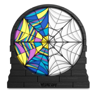 Relógio decorativo com padrão de teia de aranha colorida e preto e branco e base com a palavra WEDNESDAY