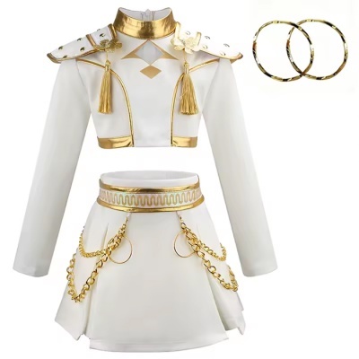 Conjunto branco e dourado com crop top, saia e brincos de argola