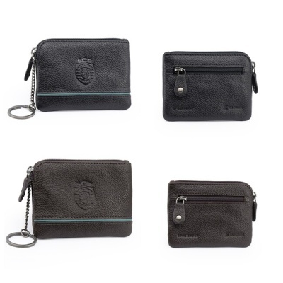 Quatro carteiras em couro preto e castanho com fechos e emblemas