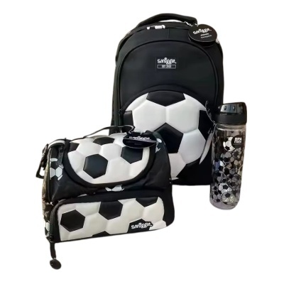 Mochila, lancheira e garrafa com padrão de futebol preto e branco e marca SANTORO