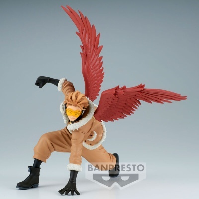 Figura de ação de personagem com asas vermelhas grandes e fato castanho cinzento