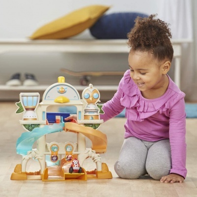 Criança a brincar com parque aquático de brinquedo colorido