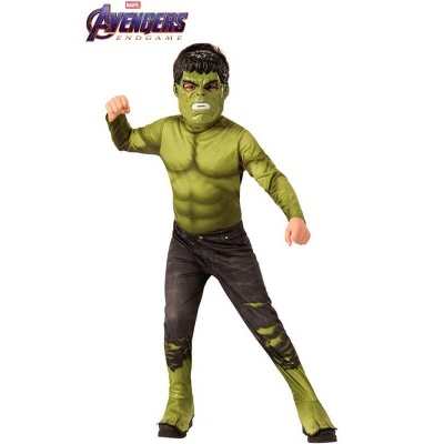 Menino vestido com fato de Hulk dos Avengers Endgame, com máscara verde e calças pretas rasgadas com fundo branco.