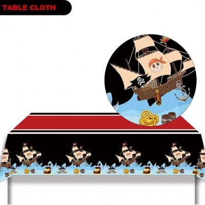 Toalha de mesa com padrão de navios piratas em fundo preto e detalhes azuis