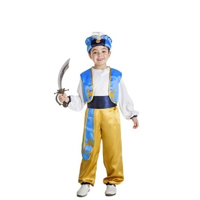 Criança com fato de príncipe árabe azul, dourado e branco segurando espada de brinquedo