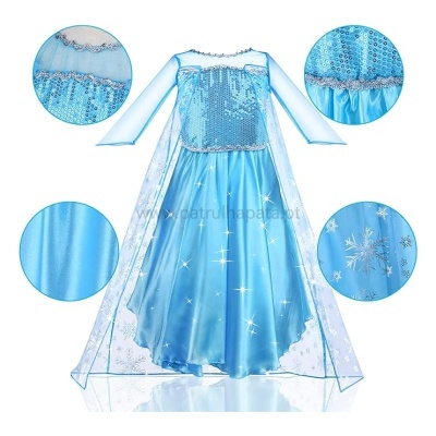 Vestido azul claro para criança com detalhes brilhantes e capa transparente com flocos de neve.