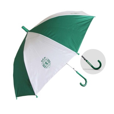 Guarda-chuva verde e branco com logótipo do Sporting Portugal e cabo curvado verde