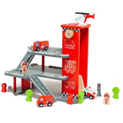Parque de estacionamento de brinquedo com veículos de emergência e figuras em madeira