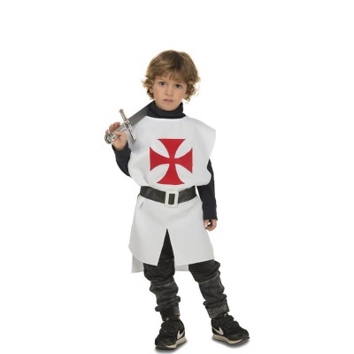 Criança com fato de cavaleiro templário branco com cruz vermelha e espada de brinquedo