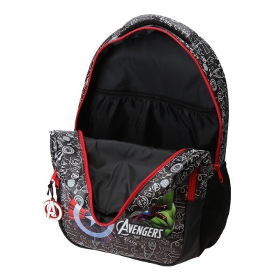 Mochila Avengers preta com fecho vermelho e padrões brancos