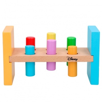 Brinquedo de madeira colorido com pinos removíveis e logo Disney