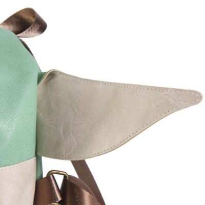 Mochila em tons verde e bege com asa lateral em relevo e alças marrons