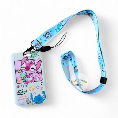 Cartão de identificação com ilustração e correia azul decorada com personagens