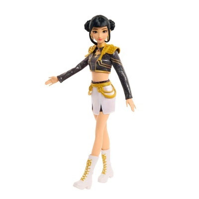 Boneca feminina com vestido preto e dourado e saia branca com botas