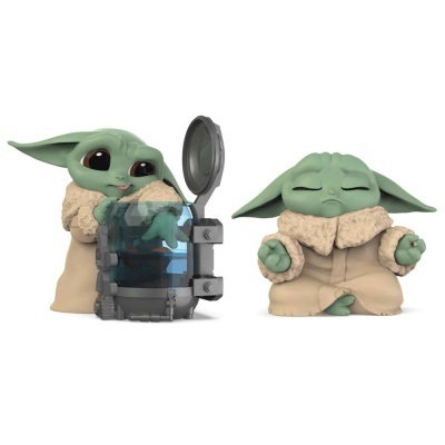 Duas figuras de ação Bebé Yoda com casacos castanhos, uma com recipiente azul e outra em meditação