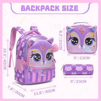 Conjunto escolar com mochila, lancheira e estojo roxos com padrão de raposas e detalhes coloridos