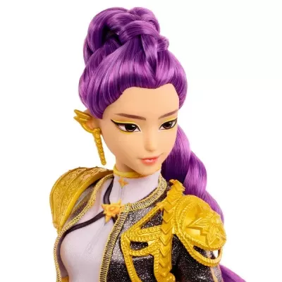 Boneca com cabelo roxo e roupa preta e dourada