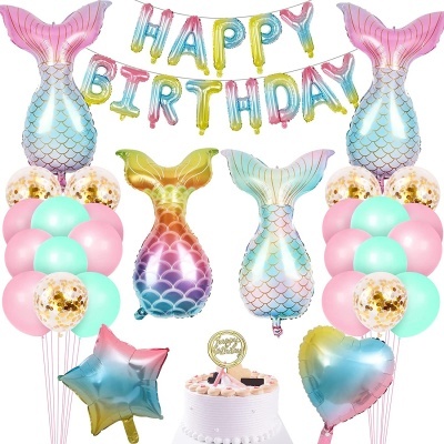 Decoração de festa com balões de cauda de sereia, balões coloridos, balões com confete, balões estrela e coração e bolo branco